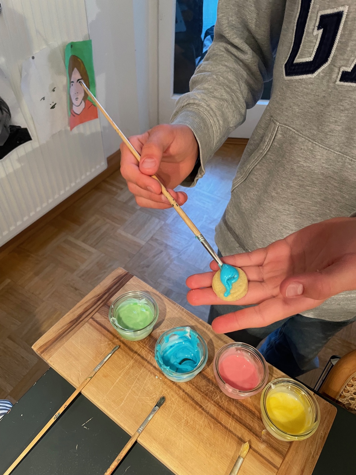 Linn malt mit Faber-Castell-Stiften